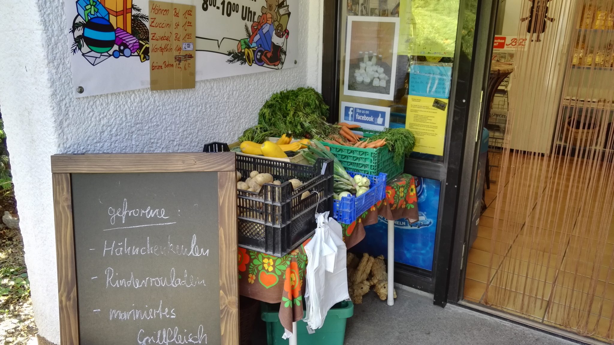 Eingang Hofladen mit frischem Gemüse
