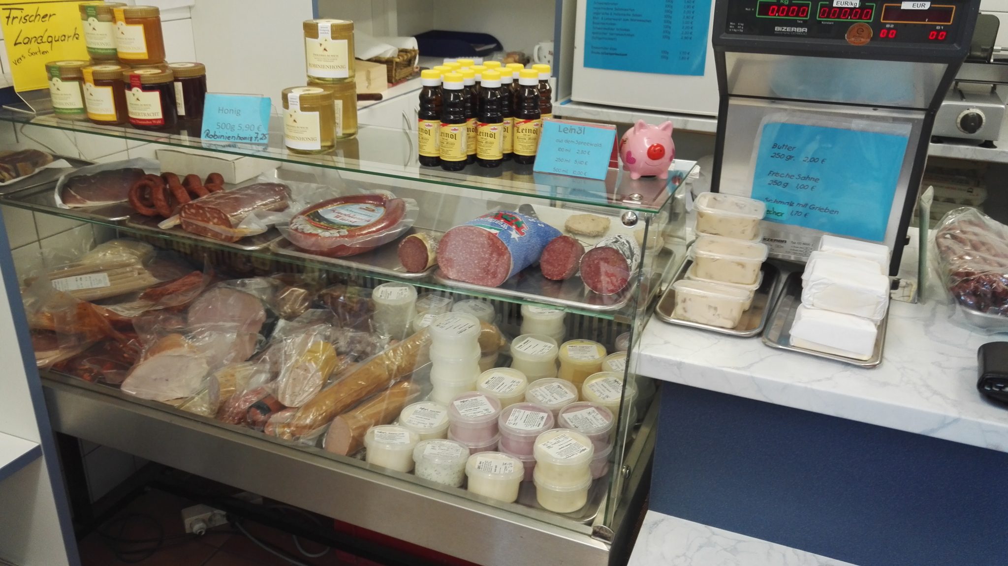 Frische Auslage mit regionalen Produkten